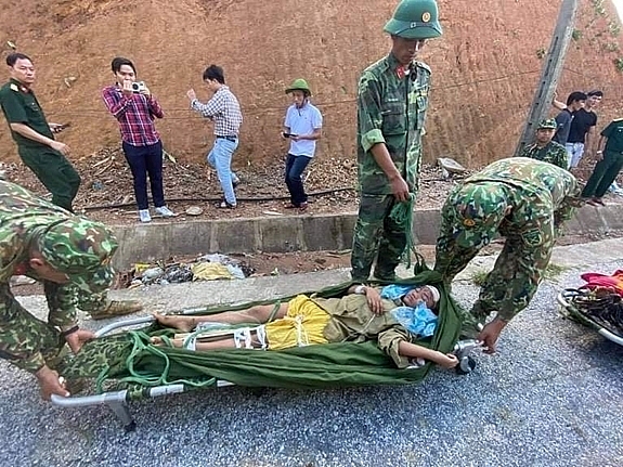 Các nạn nhân đang được đưa ra ngoài và lên xe cấp cứu về Bệnh viện huyện Bắc Trà My.