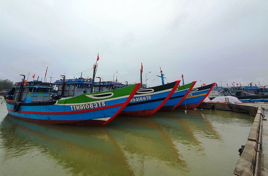 Nhiều tỉnh miền Trung lên phương án sơ tán dân tránh bão số 13