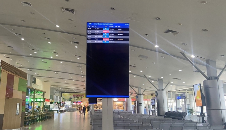Vietnam Airlines hỗ trợ khách khi ngưng phát thanh tại nhà ga quốc nội sân bay Cam Ranh