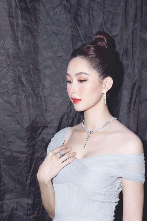 Nhan sắc của cô được khán giả nhận xét ngày càng rạng ngời sau 8 năm đăng quang.