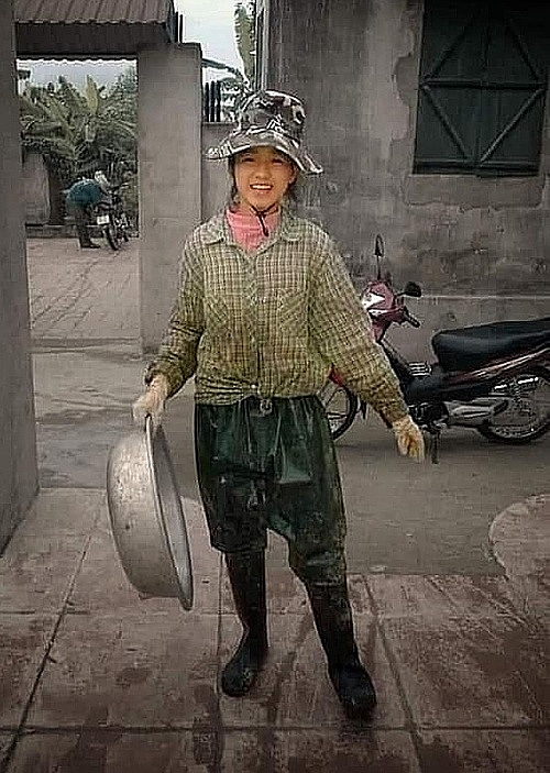 Bức ảnh Hoa hậu Đỗ Thị Hà lấm lem sau khi làm đồng gây ‘sốt’ Bức ảnh Hoa hậu Đỗ Thị Hà lấm lem sau khi làm đồng gây ‘sốt’