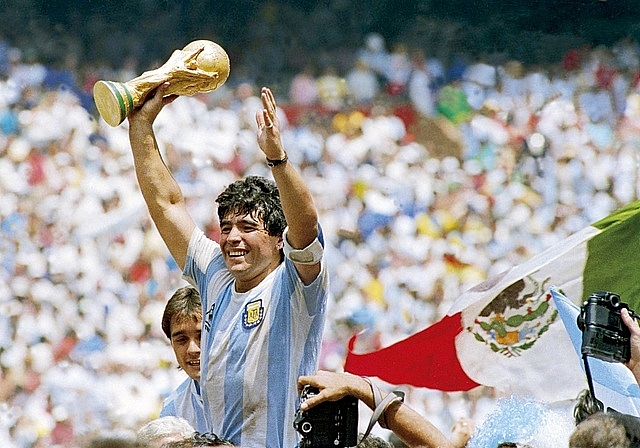 Ronaldo, Messi tri ân huyền thoại Maradona Ronaldo, Messi tri ân huyền thoại Maradona