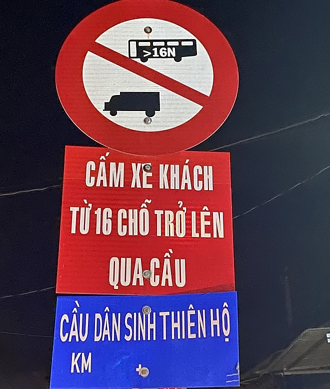Tiền Giang: Xe tải chở 15 tấn lúa gây sập cầu dân sinh