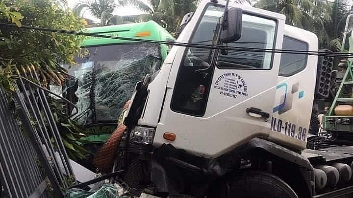 Trà Vinh: Xe khách tông xe bồn, 6 người bị thương