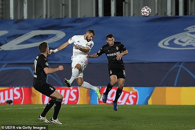 Benzema đánh đầu mở tỷ số cho Real Madrid ở phút thứ 9
