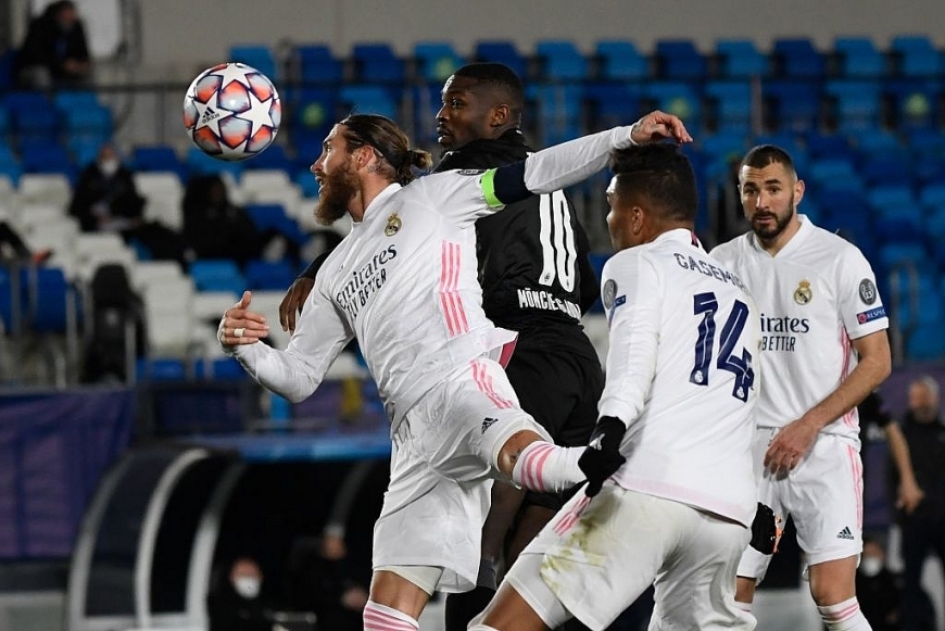 Benzema lập cú đúp giúp Real Madrid thẳng tiến vào vòng 1/8 Champions League