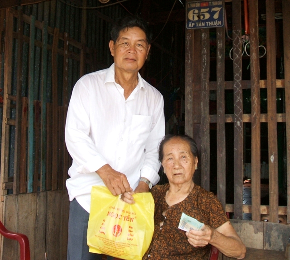 &Ocirc;ng Huỳnh Văn B&eacute;, NCT l&agrave;m kinh tế giỏi tỉnh Đồng Th&aacute;p tặng qu&agrave; NCT ngh&egrave;o. Ảnh IT