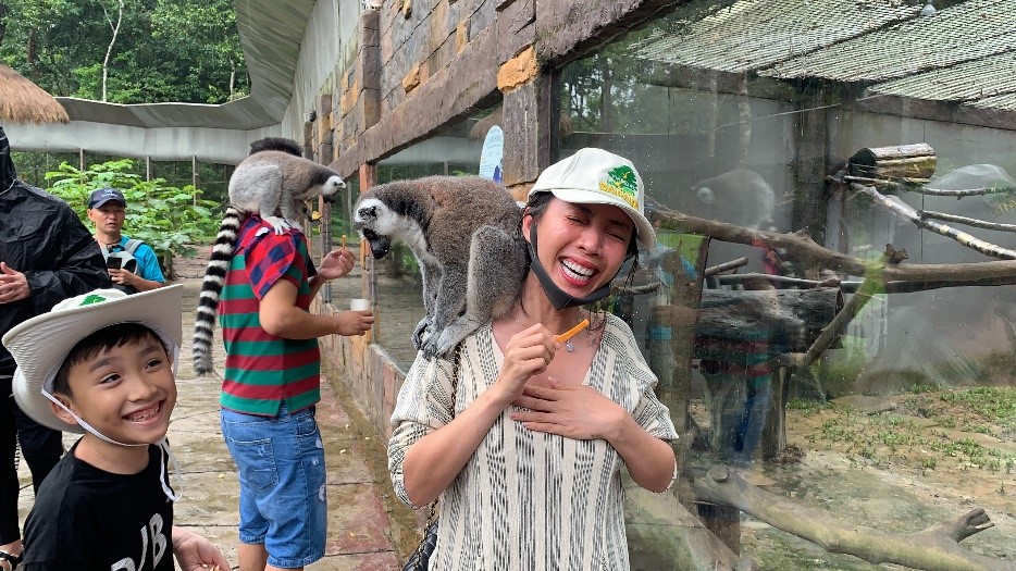 Thu Trang Tiến Luật v&agrave; con trai th&iacute;ch th&uacute; tương t&aacute;c c&ugrave;ng vượn c&aacute;o tinh nghịch