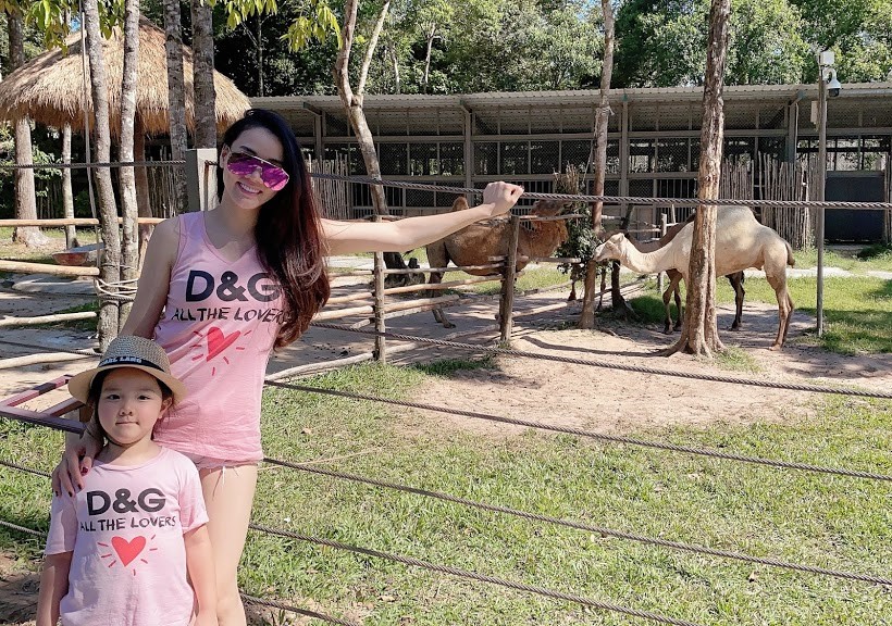 Trang Nhung v&agrave; con g&aacute;i h&agrave;o hứng kh&aacute;m ph&aacute; thế giới động vật