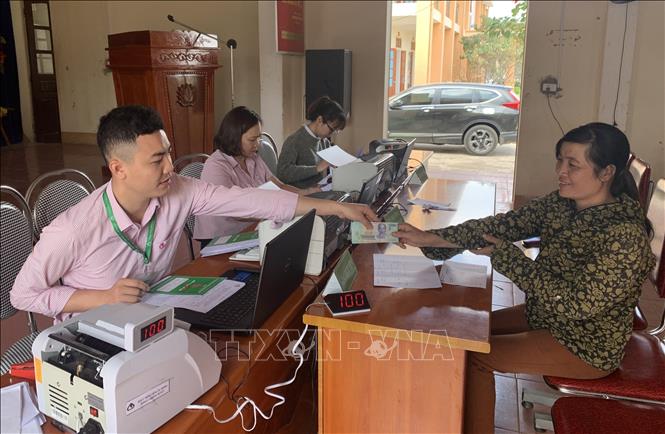 Giao dịch tại Ng&acirc;n h&agrave;ng Ch&iacute;nh s&aacute;ch x&atilde; hội Nghệ An ở x&atilde; Nghĩa Hội, huyện Nghĩa Đ&agrave;n. Ảnh: B&iacute;ch Huệ/TTXVN