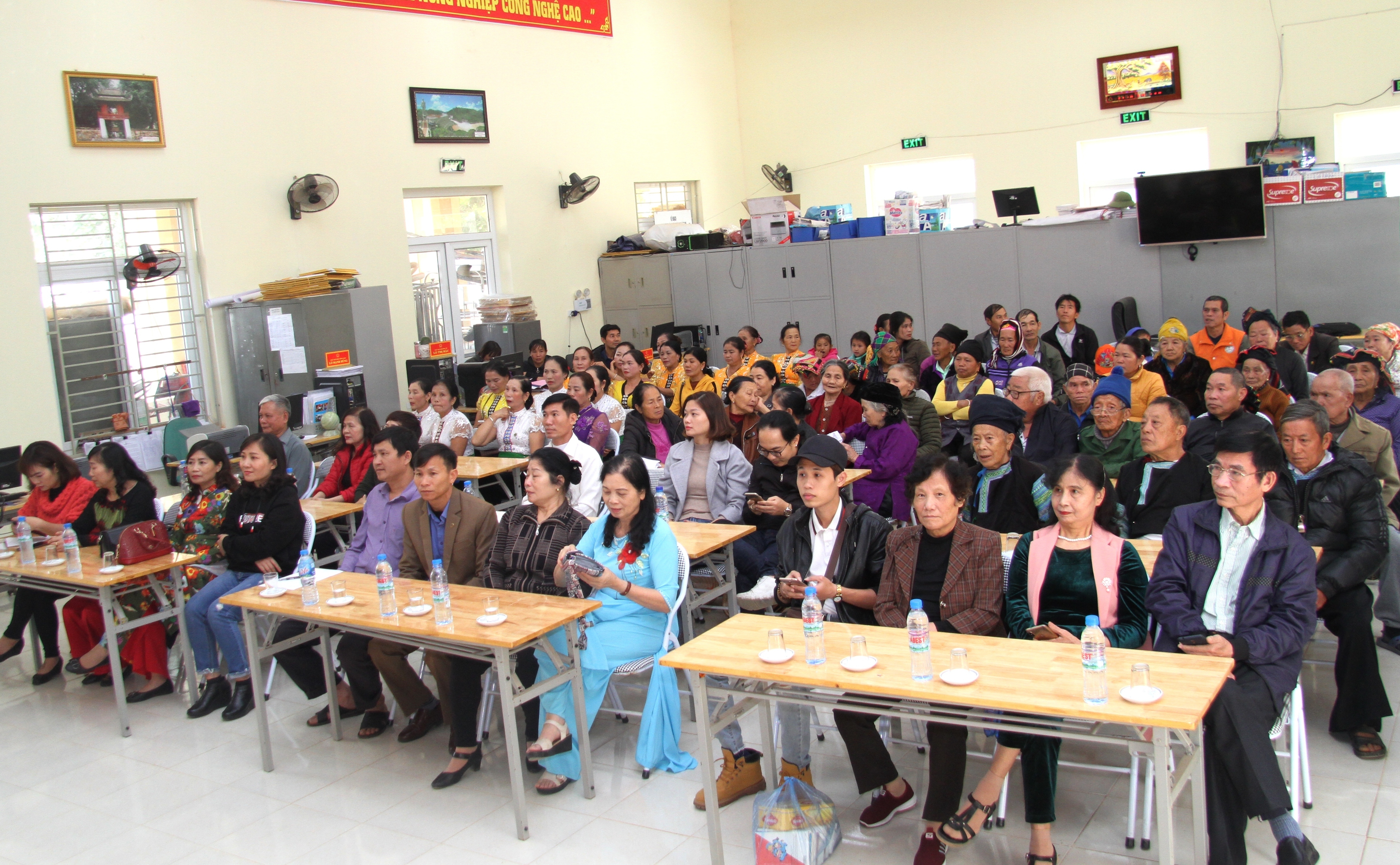 C&aacute;c đại biểu v&agrave; NCT tham dự chương tr&igrave;nh