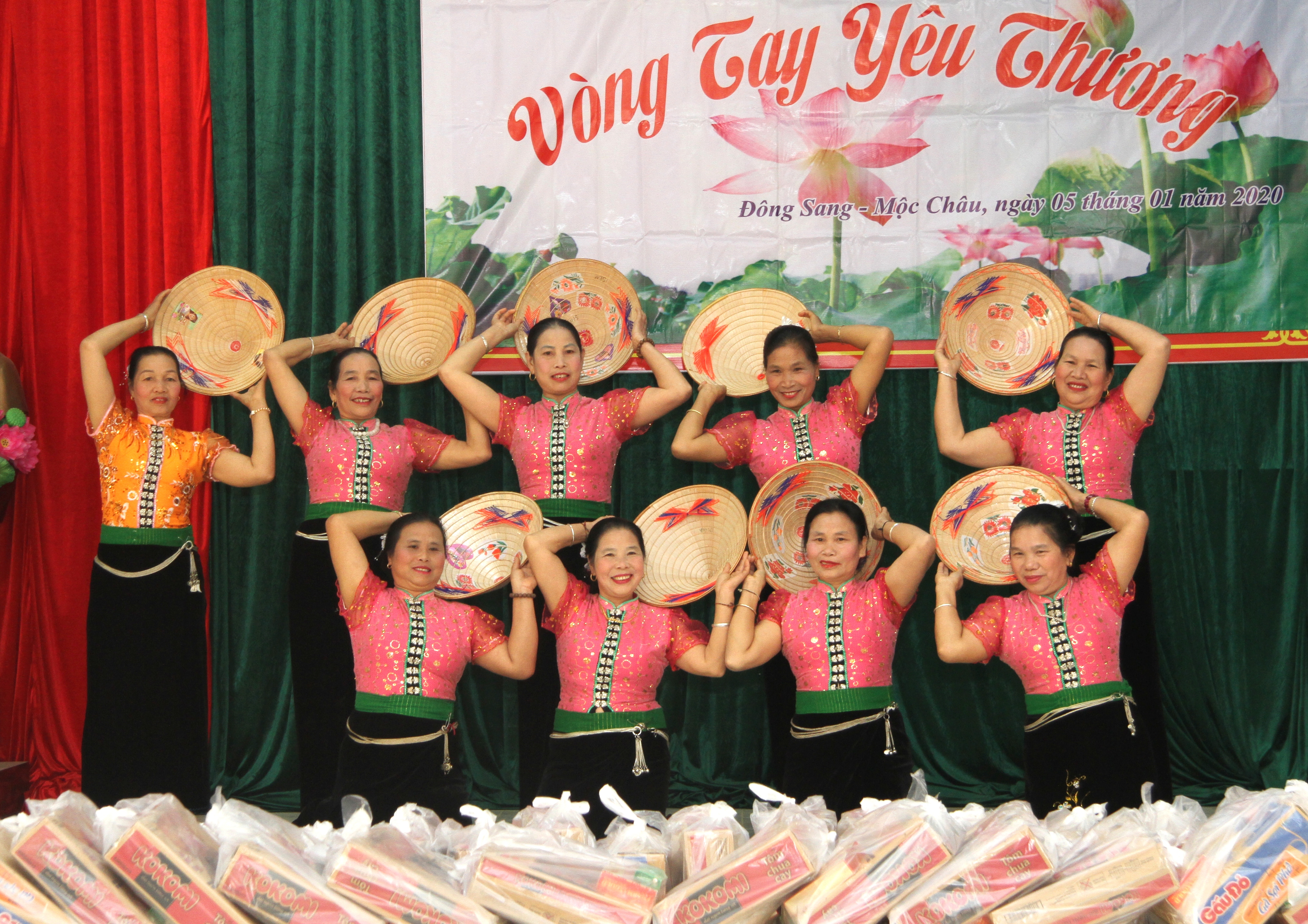 Tiết mục văn nghệ ch&agrave;o mừng của CLB Li&ecirc;n thế hệ tự gi&uacute;p nhau x&atilde; Đ&ocirc;ng Sang