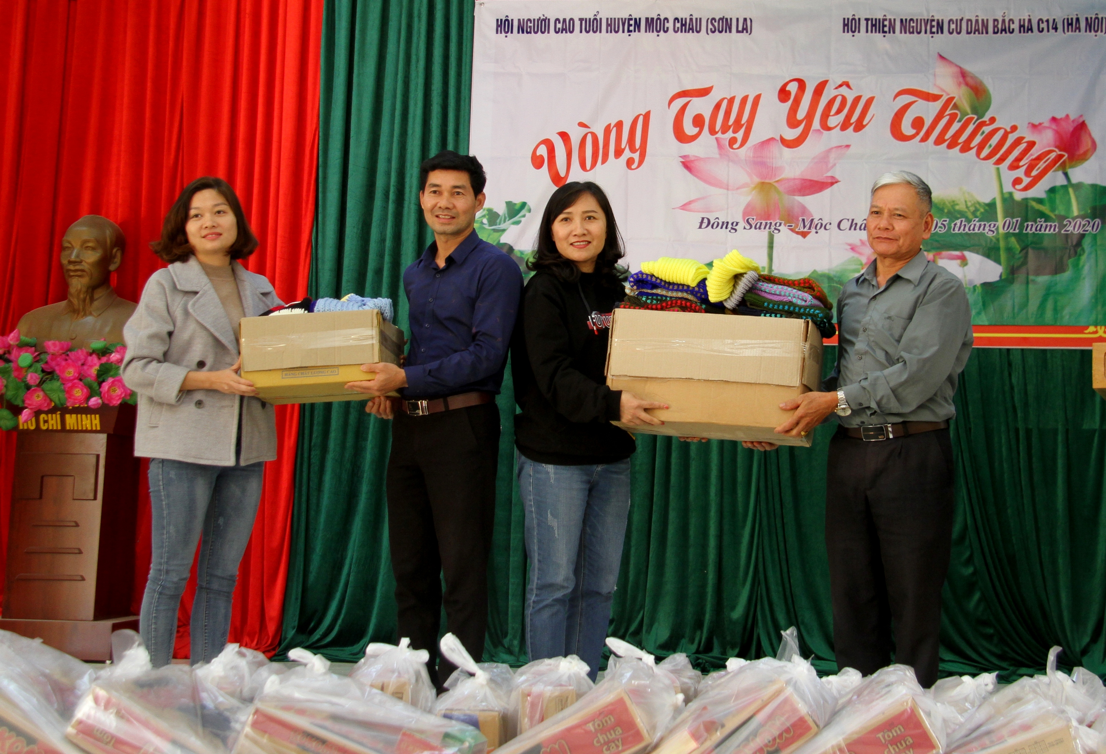 Trao 40 khăn len do cụ Nguyễn Thị &Acirc;n tự đan cho đại diện Trường tiểu học Đ&ocirc;ng Sang