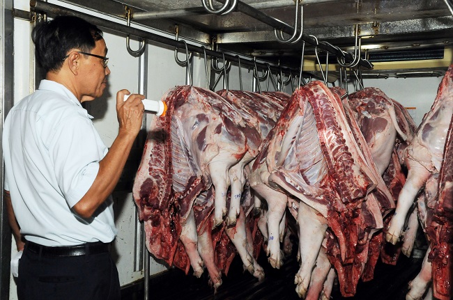 C&aacute;c đơn vị quản l&yacute; ph&iacute;a Nam tăng cường kiểm tra an to&agrave;n vệ sinh thực phẩm, truy xuất nguồn gốc thịt lợn tại c&aacute;c chợ đầu mối.