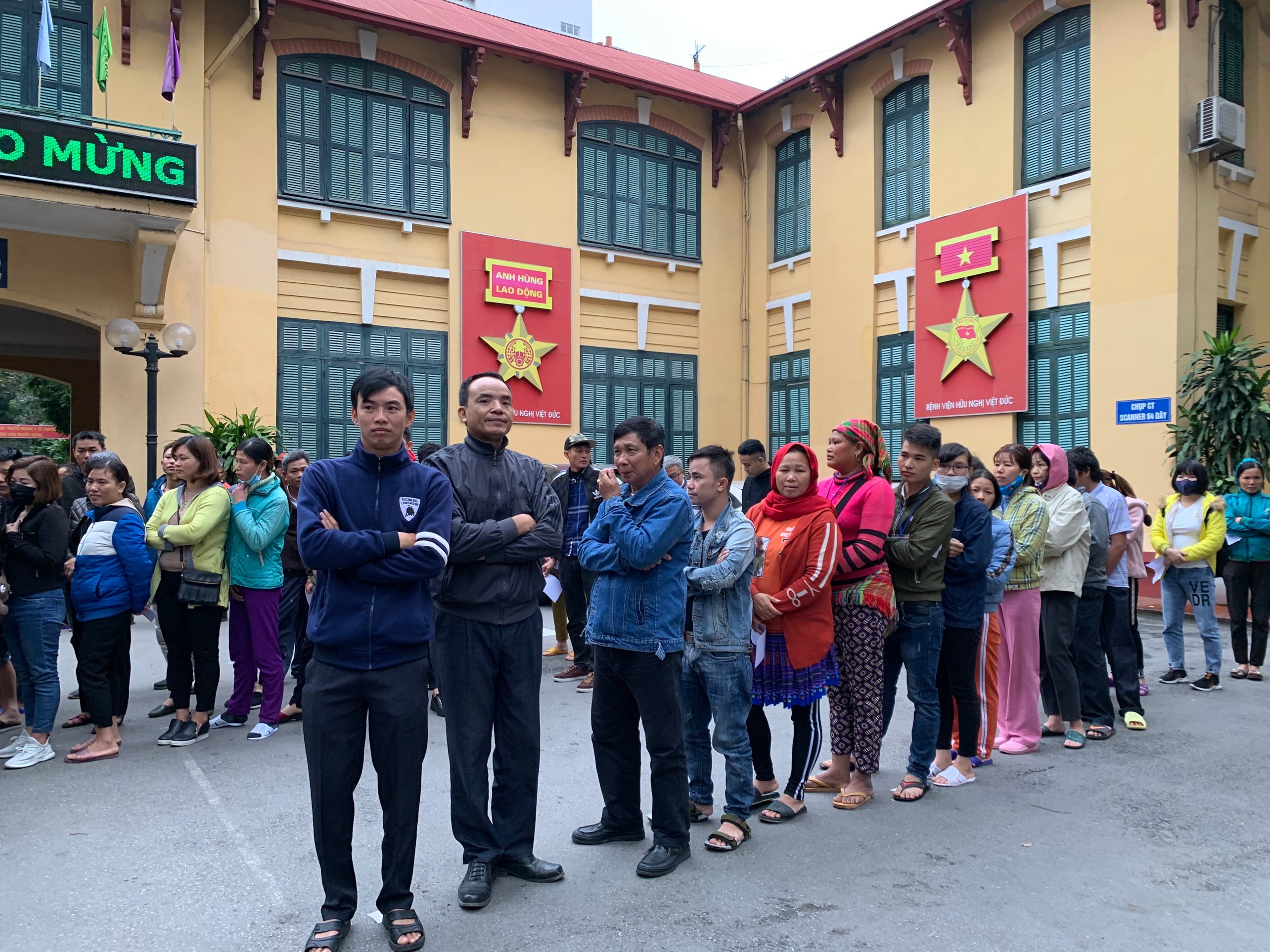 Ngay từ s&aacute;ng sớm rất đ&ocirc;ng người bệnh c&oacute; ho&agrave;n cảnh kh&oacute; khăn đ&atilde; c&oacute; mặt tại cổng bệnh viện