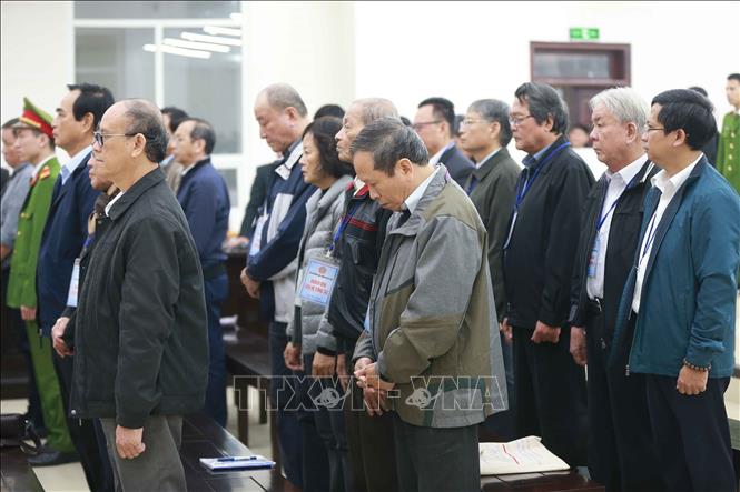 C&aacute;c bị c&aacute;o nghe Hồi đồng x&eacute;t xử đọc bản tuy&ecirc;n &aacute;n. Ảnh: Do&atilde;n Tấn/TTXVN