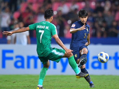 Sau khi dẫn b&agrave;n, U23 Th&aacute;i Lan chủ động giảm nhịp độ trận đấu bằng những đường chuyển ngắn v&agrave; chờ cơ hội từ những pha phản c&ocirc;ng.