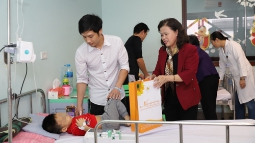 Nguyên phó chủ tịch nước Nguyễn Thị Doan trao quà tết cho 90 em nhỏ bị ung thư