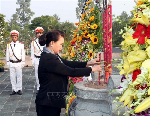 Chủ tịch Quốc hội Nguyễn Thị Kim Ngân dâng hương viếng Nghĩa trang Liệt sĩ tỉnh Bến Tre