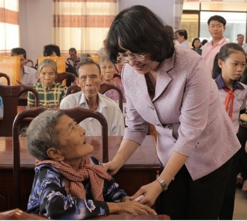 Phó Chủ tịch Nước Đặng Thị Ngọc Thịnh thăm, tặng quà Tết tại huyện Đức Hòa, tỉnh Long An