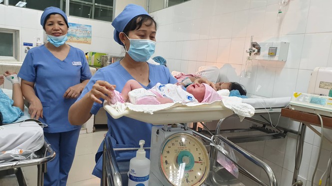 Những 'thi&ecirc;n thần' ch&agrave;o đời đ&uacute;ng thời khắc chuyển giao năm mới - ảnh 1