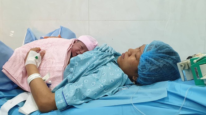 Những 'thi&ecirc;n thần' ch&agrave;o đời đ&uacute;ng thời khắc chuyển giao năm mới - ảnh 2