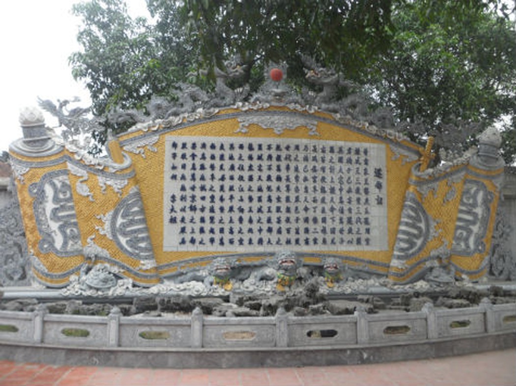 Với chiều cao 3,5 m&eacute;t, rộng hơn 8 m&eacute;t, được gh&eacute;p lại từ 214 chữ H&aacute;n l&agrave;m bằng gốm B&aacute;t Tr&agrave;ng... bức cuốn thư