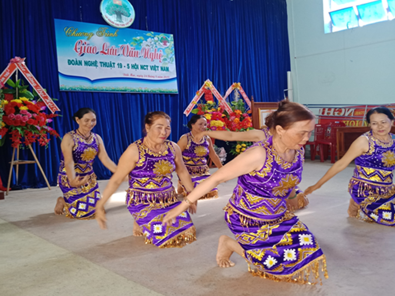 Tiết mục biểu diễn trong chương tr&igrave;nh giao lưu với Đo&agrave;n Nghệ thuật 19/5 ng&agrave;y 24/8/2019, tại x&atilde; Đắk Mar, huyện Đắk H&agrave;.