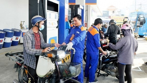 Xăng RON95 giảm giá trong ngày làm việc đầu năm