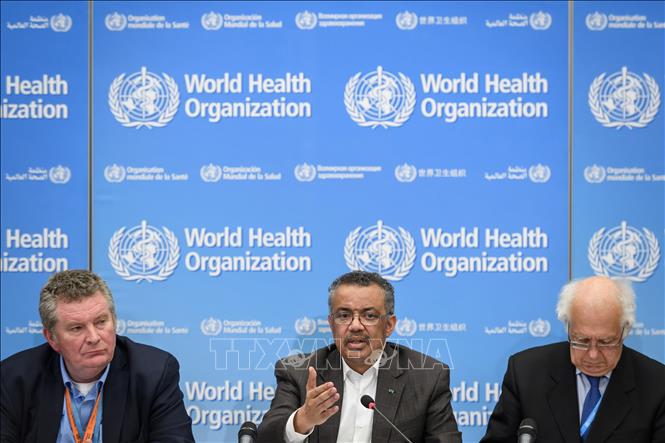 Tổng Gi&aacute;m đốc Tổ chức Y tế thế giới (WHO) Tedros Adhanom Ghebreyesus (giữa) trong cuộc họp b&aacute;o sau phi&ecirc;n họp k&iacute;n về dịch vi&ecirc;m đường h&ocirc; hấp cấp do chủng virus 2019-nCoV g&acirc;y ra, tại Geneva, Thụy Sĩ ng&agrave;y 30/1/2020. Ảnh: AFP/TTXVN