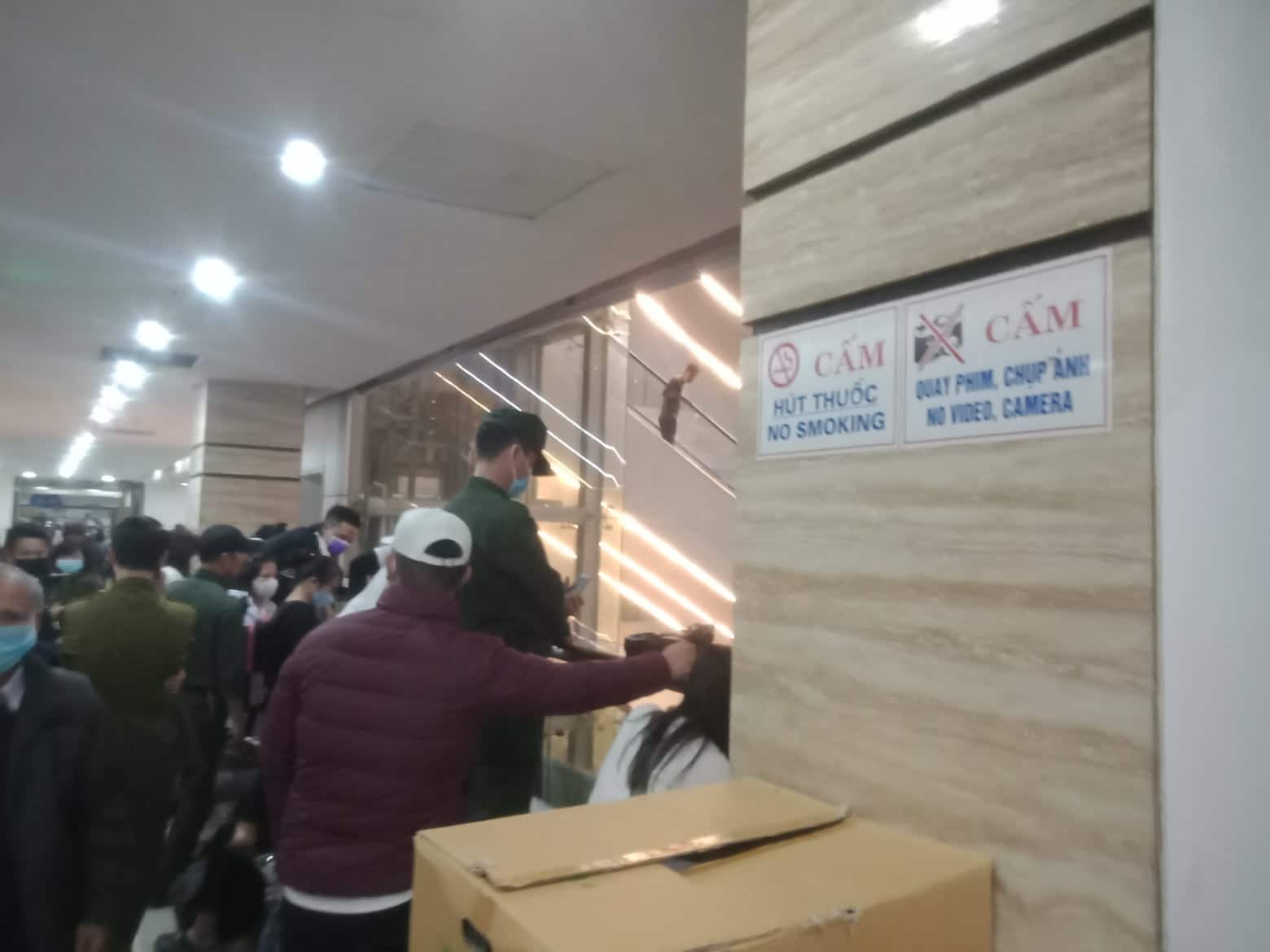 Ngo&agrave;i sảnh th&igrave; rất đ&ocirc;ng người d&acirc;n xếp h&agrave;ng tại c&aacute;c quầy thuốc