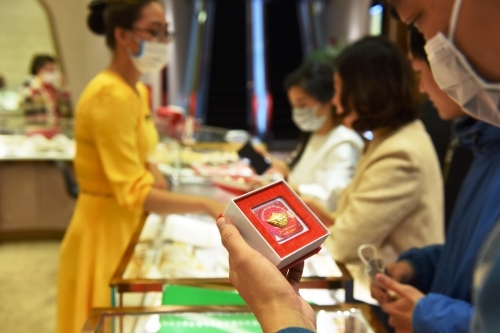 DOJI tặng khẩu trang cao cấp cho khách mua vàng Thần Tài