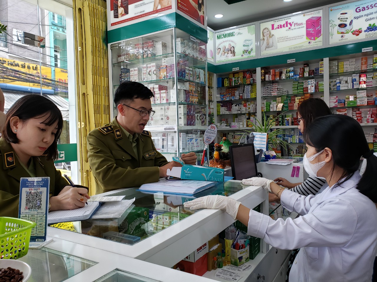 C&aacute;n bộ Cục Quản l&iacute; thị trường TP Đ&agrave; Nẵng kiểm tra việc b&aacute;n khẩu trang, thiết bị y tế. (Ảnh: Cục Quản l&iacute; thị trường TP Đ&agrave; Nẵng).