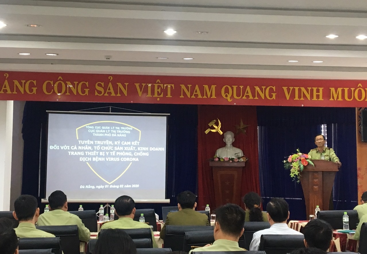 Cục quản l&yacute; Thị trường tổ chức tuy&ecirc;n truyền k&yacute; cam kết đối với c&aacute;c c&aacute; nh&acirc;n, tổ chức sản xuất, kinh doanh h&agrave;ng h&oacute;a l&agrave; sản phẩm thiết bị vật tư y tế tr&ecirc;n địa b&agrave;n th&agrave;nh phố Đ&agrave; Nẵng. (Ảnh Cục QLTT Đ&agrave; Nẵng)