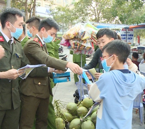 Công an TP. Thanh Hóa: Phát khẩu trang miễn phí cho người dân   