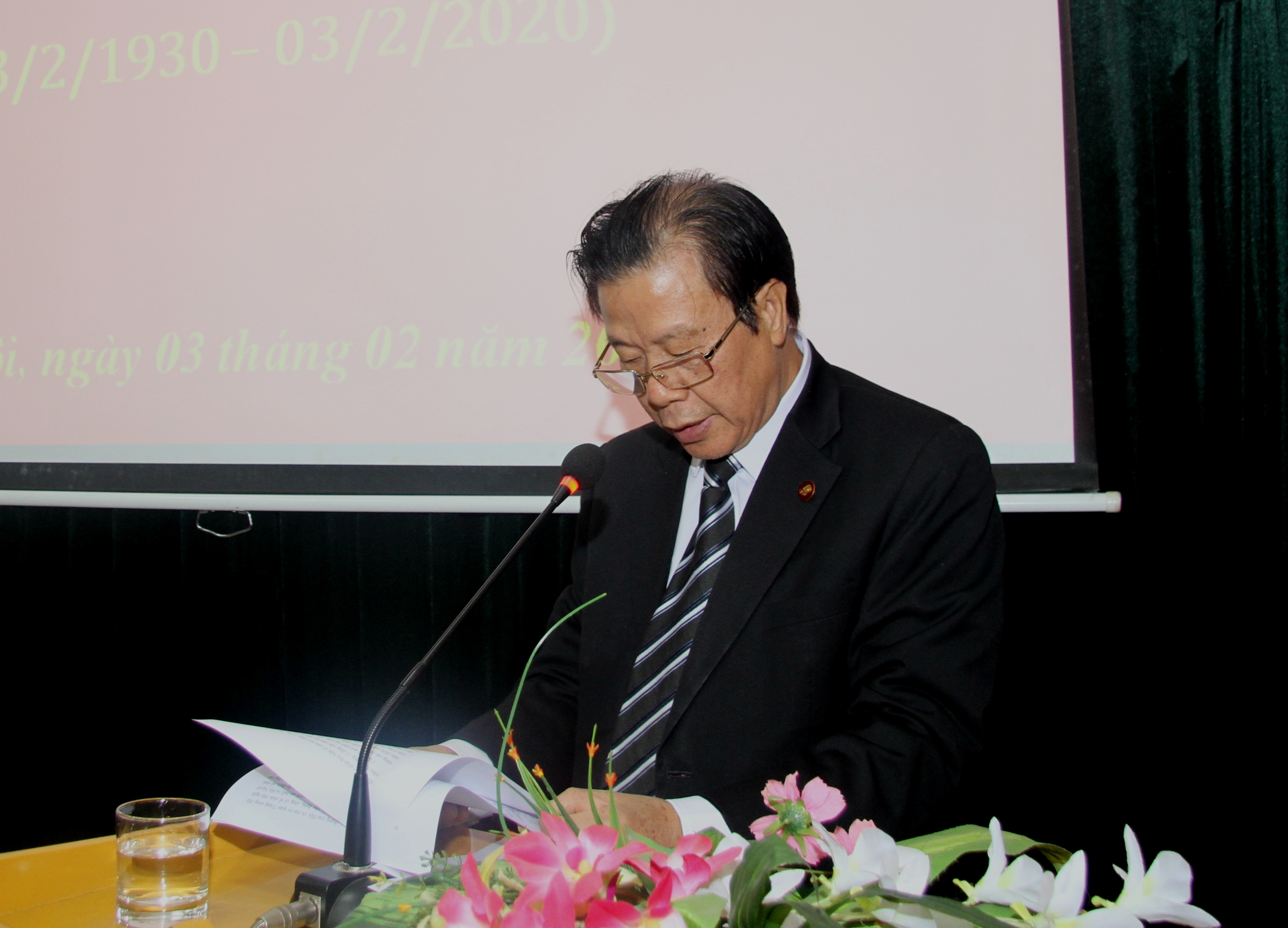 B&iacute; thư Đảng ủy Đ&agrave;m Hữu Đắc đọc diễn văn kỉ niệm