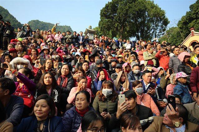C&aacute;c chuy&ecirc;n gia khuy&ecirc;n người gi&agrave; kh&ocirc;ng n&ecirc;n tham gia c&aacute;c lễ hội đ&ocirc;ng người.