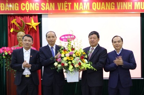 Ph&oacute; Chủ tịch UBND tỉnh Bắc Ninh Nguyễn Hữu Th&agrave;nh ch&uacute;c mừng đồng ch&iacute; Nguyễn Kim Thoại.