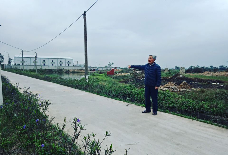 &Ocirc;ng Nguyễn Trọng Thị v&agrave; con đường được Nh&acirc;n d&acirc;n Khu 1 g&oacute;p sức x&acirc;y dựng.