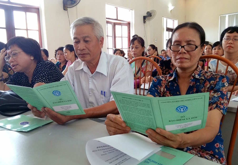Bị suy giảm khả năng lao động từ 61% trở l&ecirc;n v&agrave; nam đủ 55 tuổi, nữ đủ 50 tuổi.