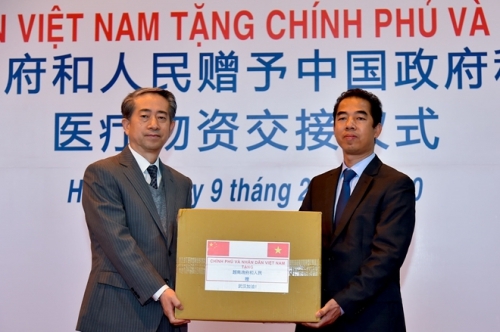 Việt Nam tặng Trung Quốc thiết bị, vật tư y tế