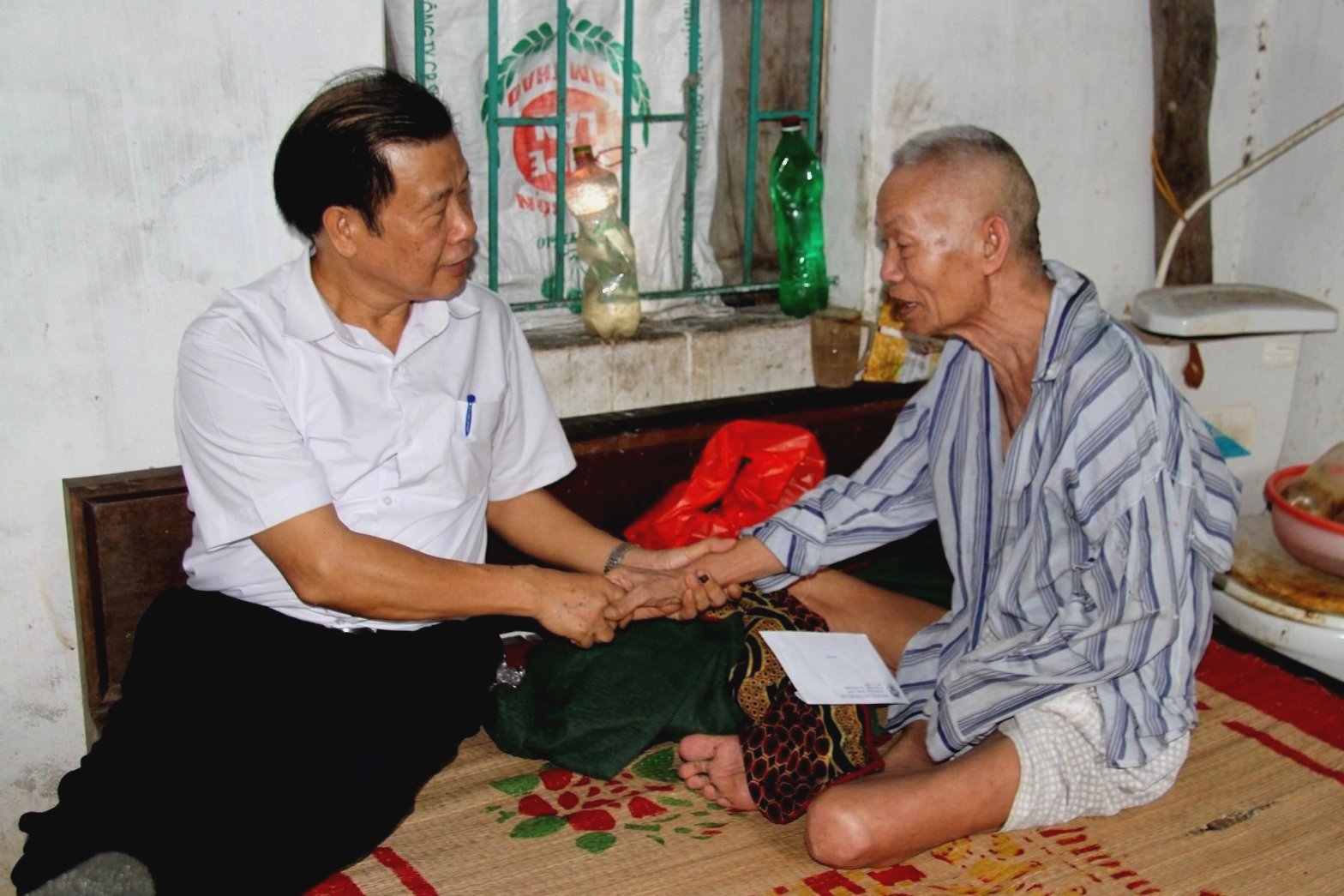 Ph&oacute; Chủ tịch Thường trực Đ&agrave;m Hữu Đắc thăm, tặng qu&agrave; NCT c&oacute; ho&agrave;n cảnh kh&oacute; khăn tỉnh Hưng Y&ecirc;n