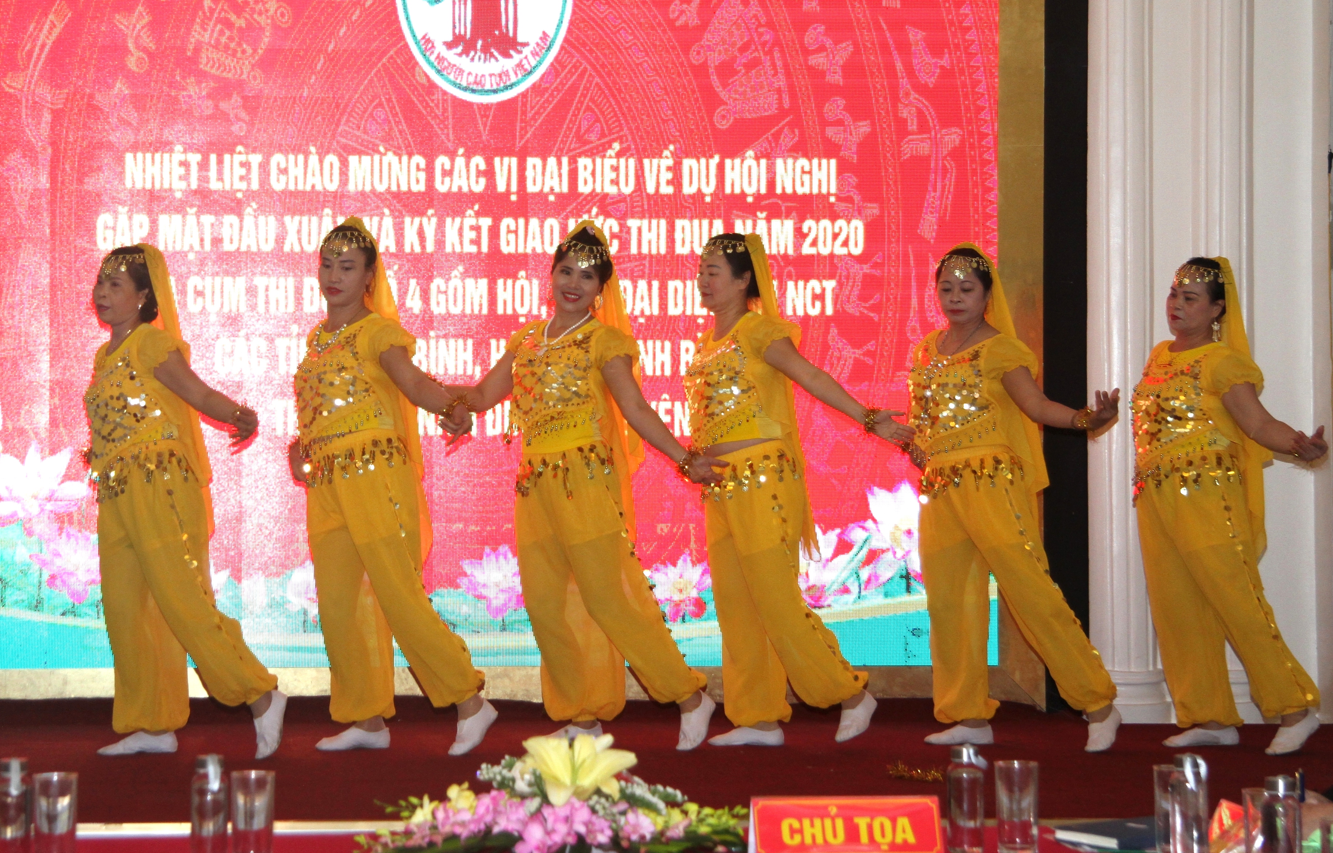 Tiết mục văn nghệ của NCT tỉnh Hưng Y&ecirc;n
