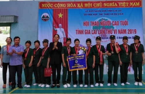 Tuổi già nhưng chí không già