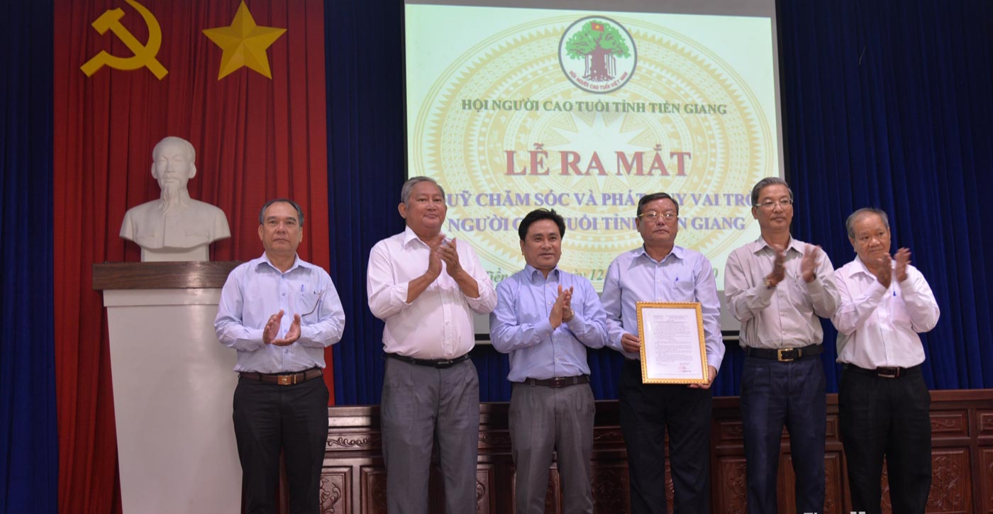 &Ocirc;ng Trần Văn Dũng, Ph&oacute; Chủ tịch Ủy ban Nh&acirc;n d&acirc;n tỉnh trao Quyết định th&agrave;nh lập quỹ