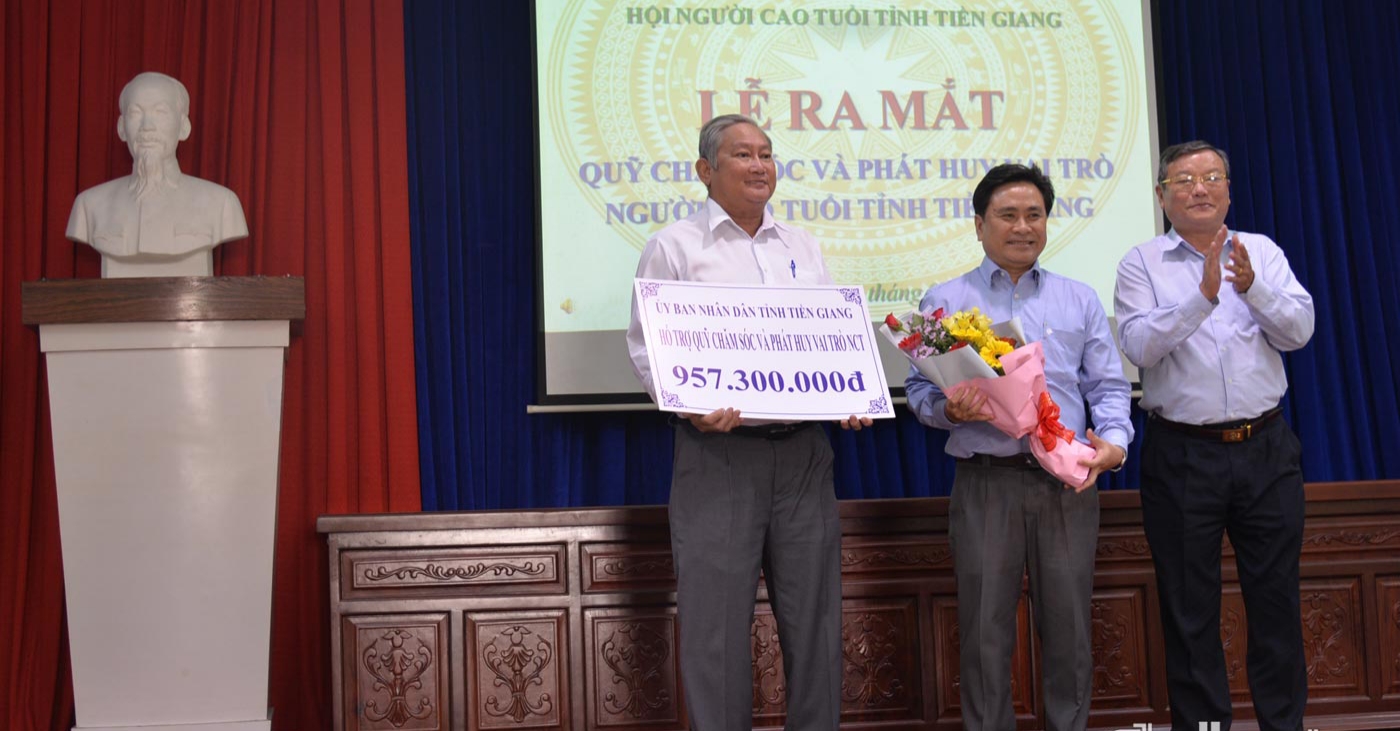 &Ocirc;ng Trần Văn Dũng, Ph&oacute; Chủ tịch Ủy ban Nh&acirc;n d&acirc;n tỉnh trao Bảng tượng trưng tiền hỗ trợ quỹ