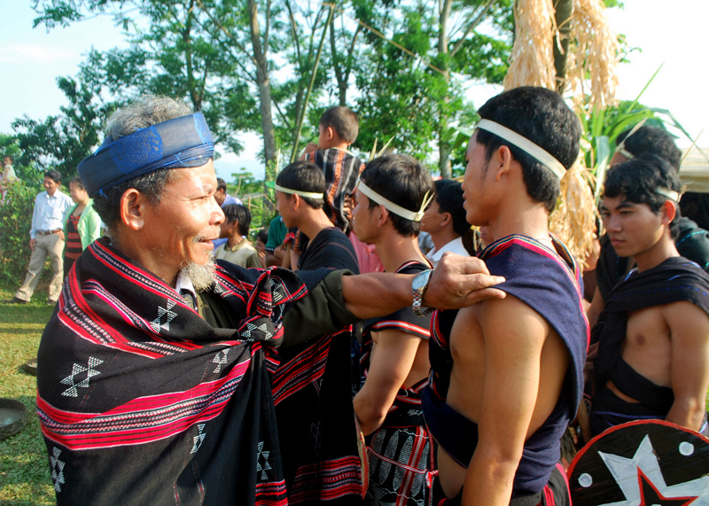 Già làng Cơ Tu xây đời no ấm