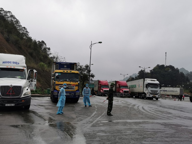 &aacute;i xe được trang bị quần &aacute;o bảo hộ theo quy định của Bộ Y tế khi chở n&ocirc;ng sản sang Trung Quốc.