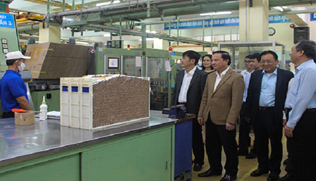 &Ocirc;ng Nguyễn Khắc Định (thứ 2 tr&aacute;i qua) thăm Nh&agrave; m&aacute;y thuốc l&aacute; Khatoco