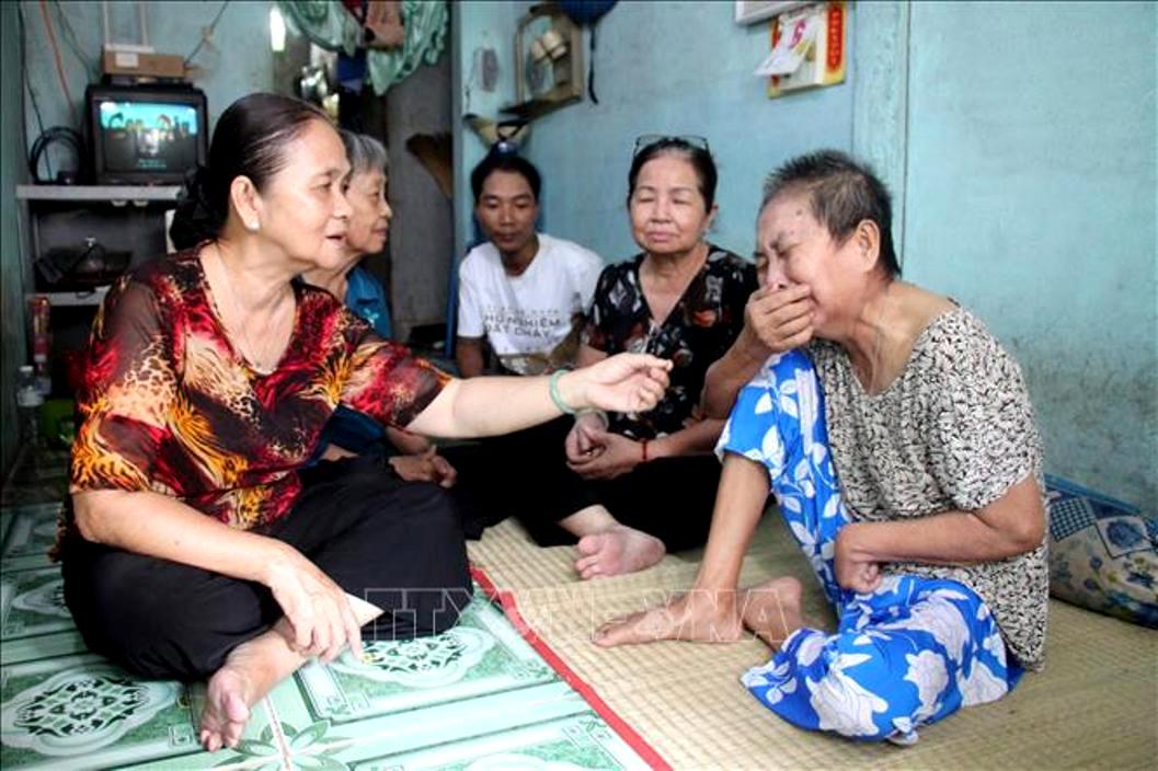Thăm hội vi&ecirc;n CLB Li&ecirc;n thế hệ tự gi&uacute;p nhau c&oacute; ho&agrave;n cảnh kh&oacute; khăn tỉnh Vĩnh Long. Ảnh IT